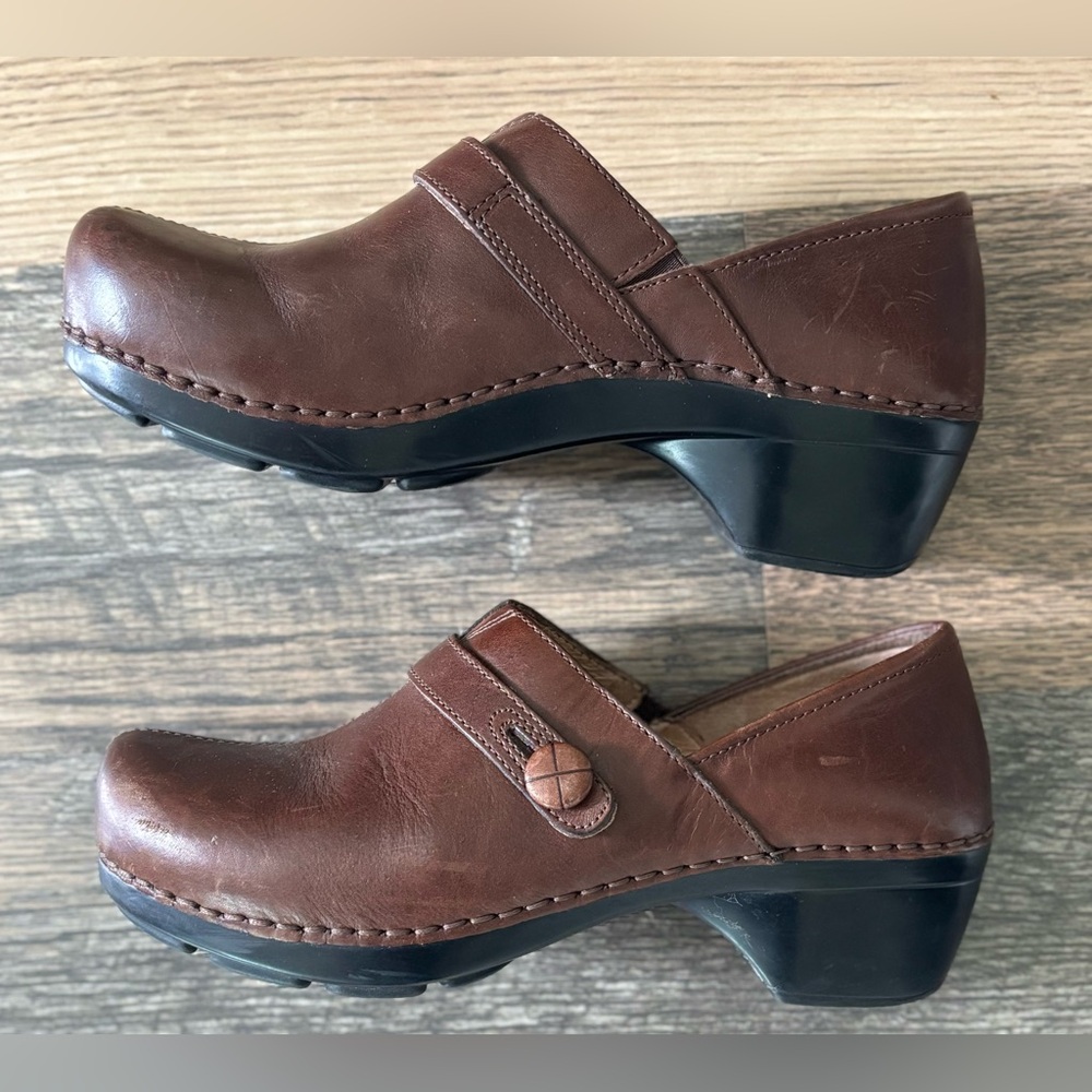 DANSKO‎ Womens Sz 39 US 8.5-9 Solstice Brown Leather Button Clogs Shoes Slip on - Picture 2 of 13